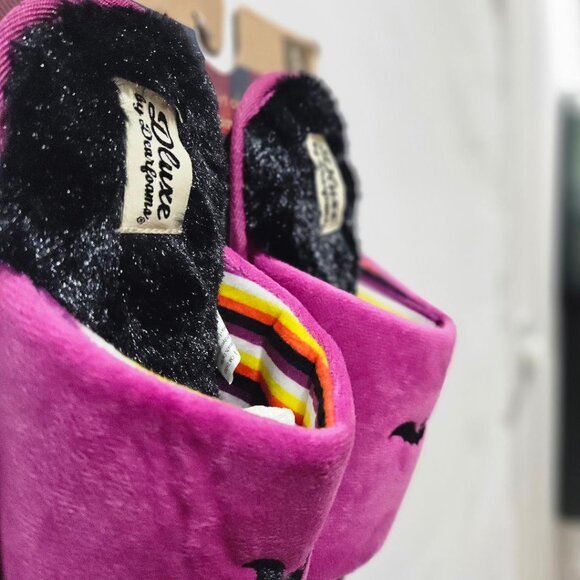 New DEARFOAMS PINK W BLACK BAT FUZZY SLIP ON SLIPPERS  5-6  HALLOWEEN GOTH - Picture 3 of 5